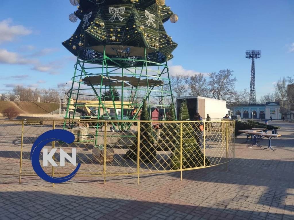 Праздник кончился: в Херсоне демонтируют главную новогоднюю елку