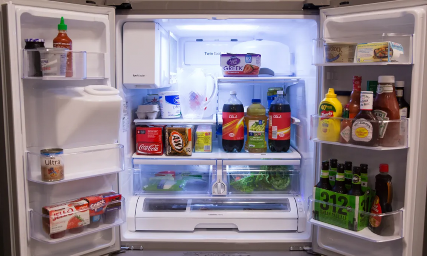 Запах тухлого мяса из холодильника: откуда берется и как его убрать